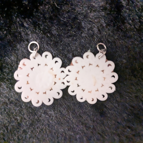 Elegant Shell Necklace with Pink and Gold Accents - Picture 3 of 4